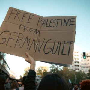 „Kufiyas in Buchenwald“: Kampagne setzt deutsche Erinnerungskultur unter Druck