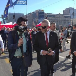 Der Feuerlöscher und das Kapital – Grzegorz Brauns scheinheiliger Kampf gegen das Establishment